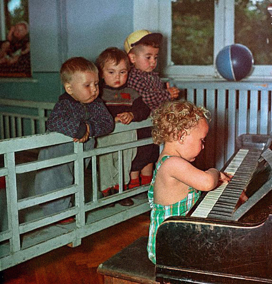 Trẻ em chơi đàn piano trong nhà trẻ của nhà máy kéo sợi và dệt kim ở Tbilisi.