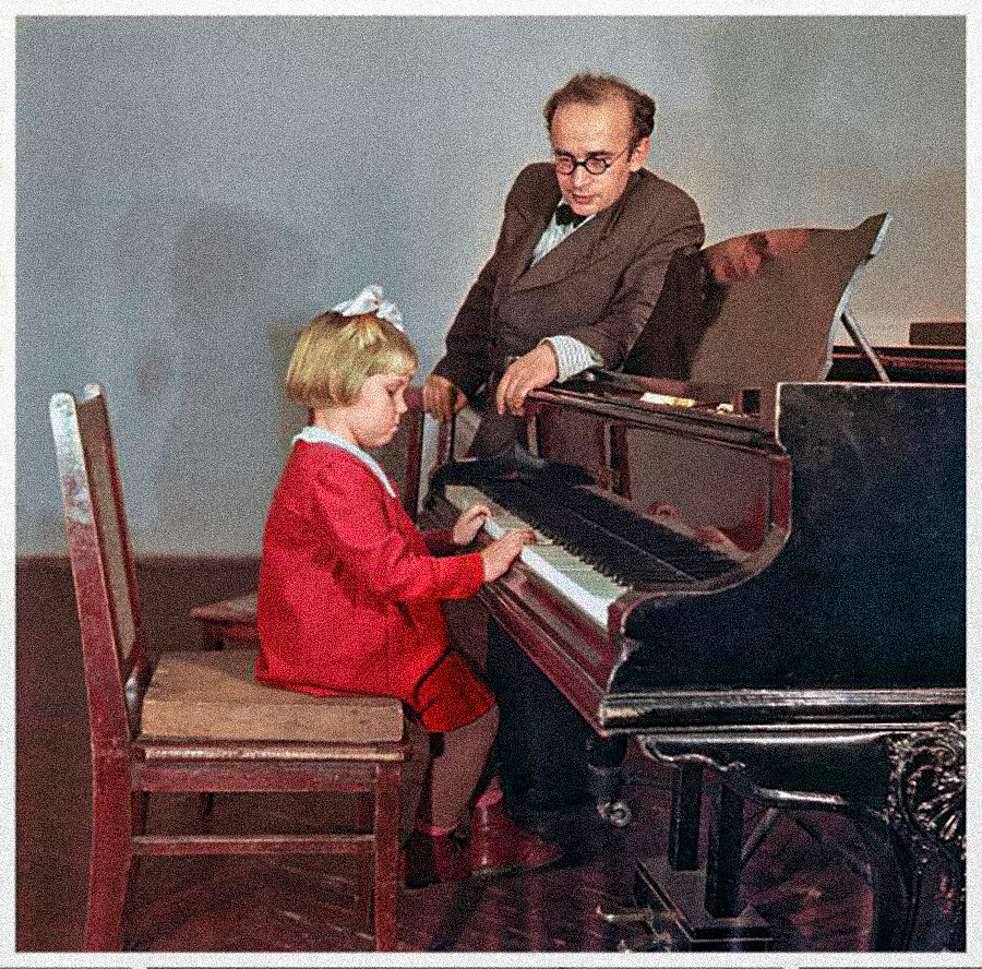 Một bé gái Liên Xô trong buổi tập dương cầm tại trường nhạc viện quốc gia.