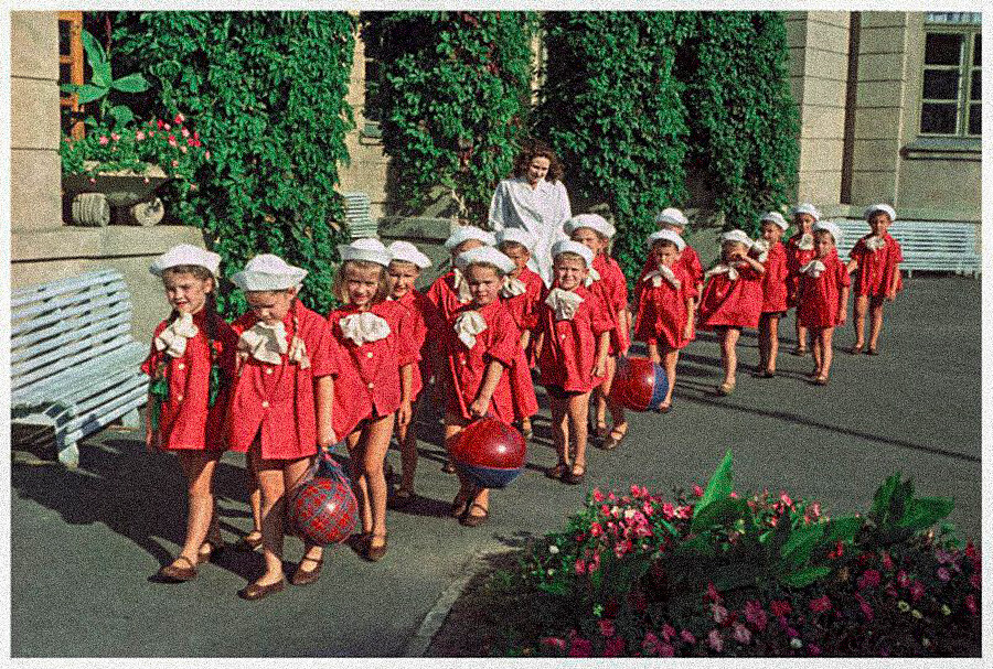 Các bé học sinh của trường mẫu giáo Kiev diễu hành trên đường.