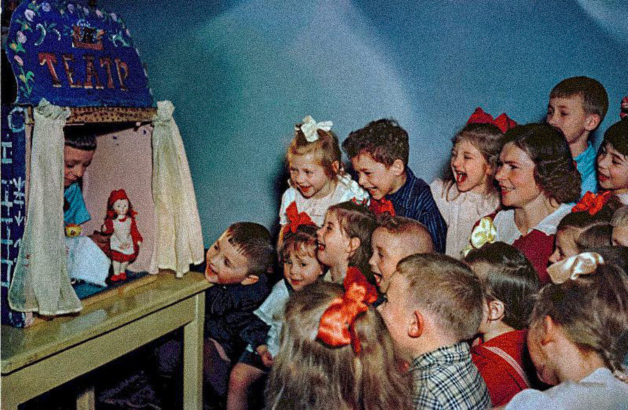 Những đứa trẻ thích thú xem múa rối ở trường mẫu giáo.