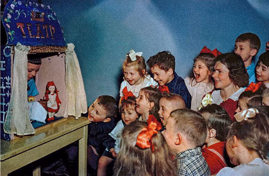 Những đứa trẻ thích thú xem múa rối ở trường mẫu giáo.