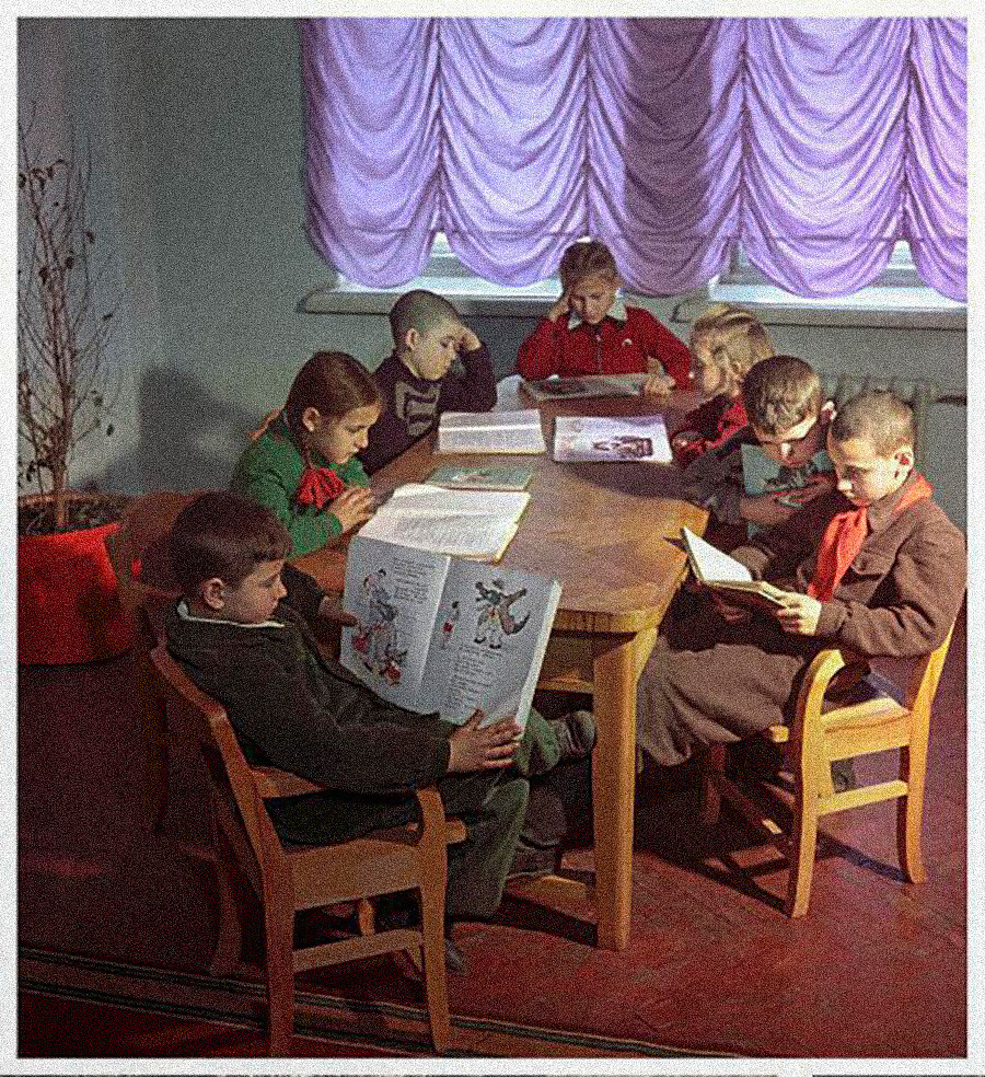 Trẻ em đọc sách trong một thư viện mới mở năm 1955.