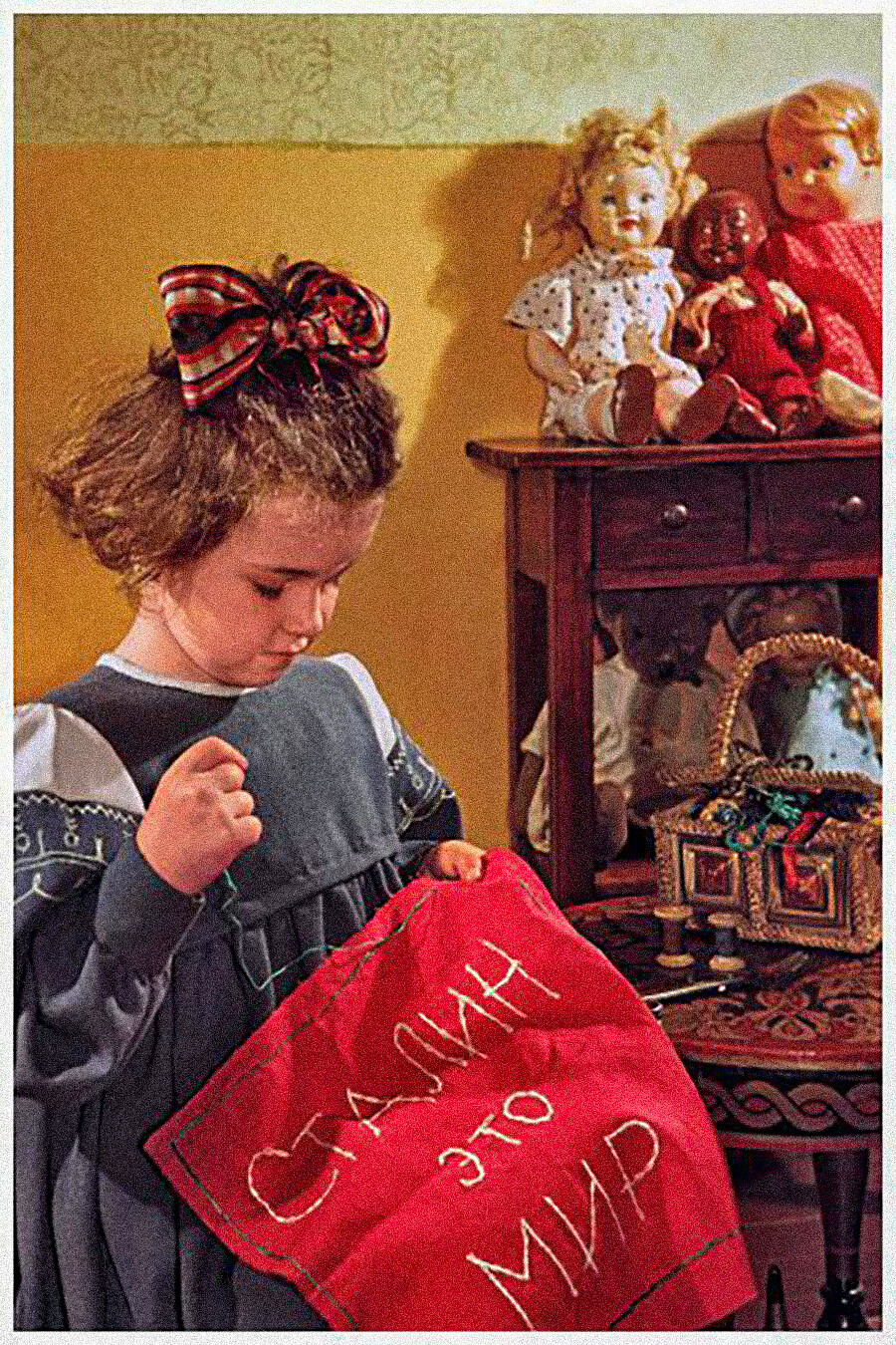 Cô bé Marina 6 tuổi khâu dòng chữ 'Stalin là Hòa bình' lên khăn ăn, năm 1951.