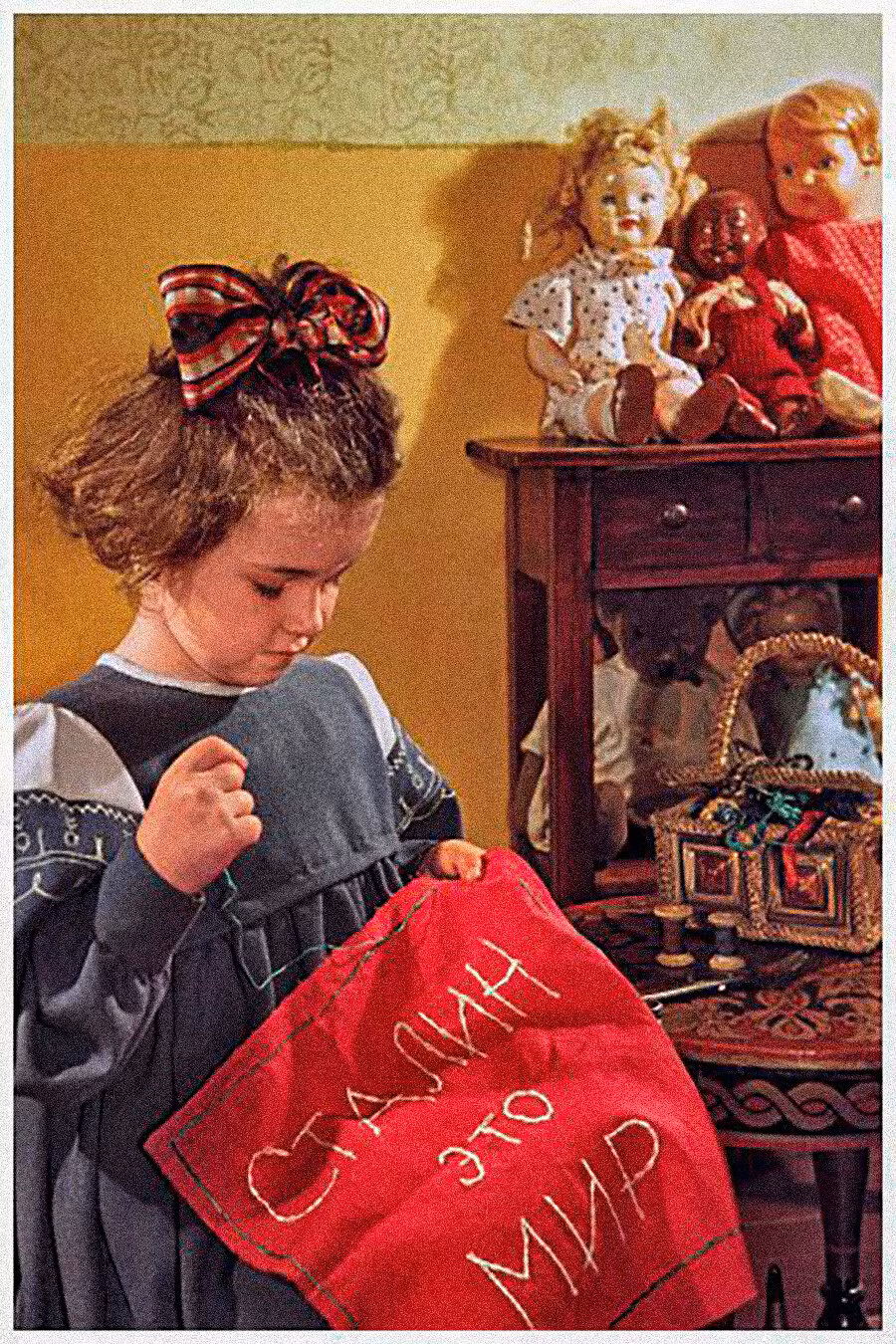 Cô bé Marina 6 tuổi khâu dòng chữ 'Stalin là Hòa bình' lên khăn ăn, năm 1951.