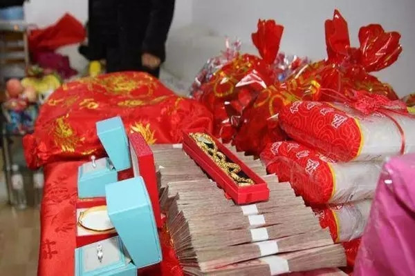 Nguoi dan ong Trung Quoc sat hai vo sap cuoi vi chuyen sinh le