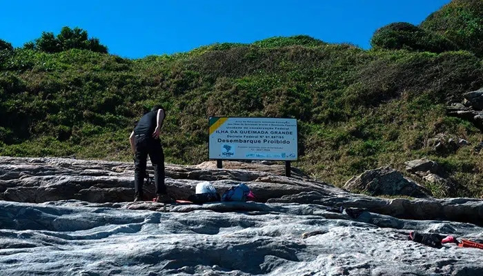 Vì mức độ nguy hiểm, Chính phủ Brazil đã cấm con người đặt chân lên hòn đảo này. Chính phủ kiểm soát chặt chẽ các chuyến viếng thăm Ilha da Queimada Grande.