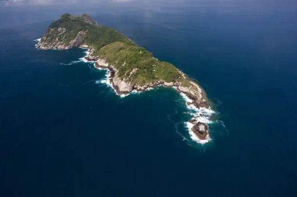 Theo tờ Thetravel, Đảo Rắn không có người ở. Gia đình người canh giữ ngọn hải đăng trên đảo là những người cuối cùng xuất hiện trên đảo là từ năm 1920. Người ta cho rằng rắn đã lẻn vào nhà qua các cửa sổ và giết hại cả gia đình xấu số.