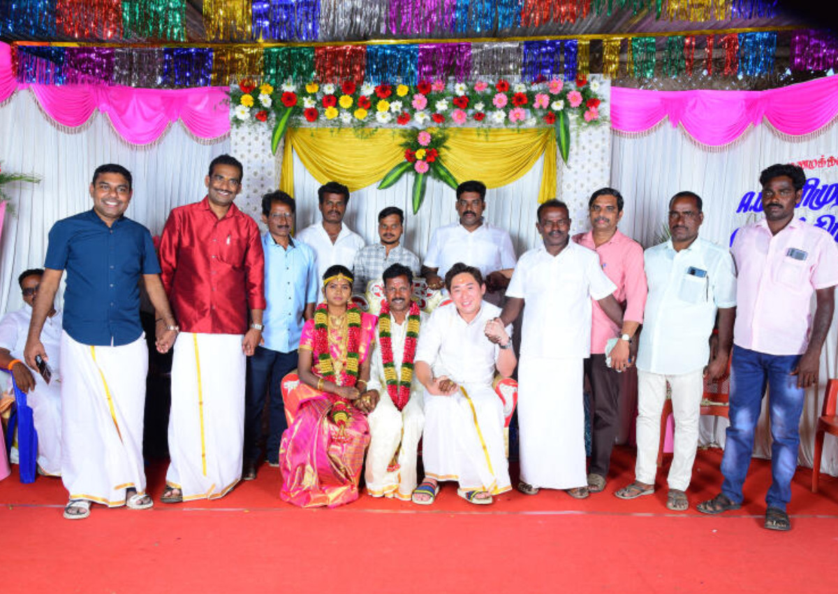 Sếp Singapore bất ngờ dự đám cưới của nhân viên gắn bó 17 năm - Hình 2 Sep Singapore bat ngo du dam cuoi cua nhan vien gan bo 17 nam-Hinh-2