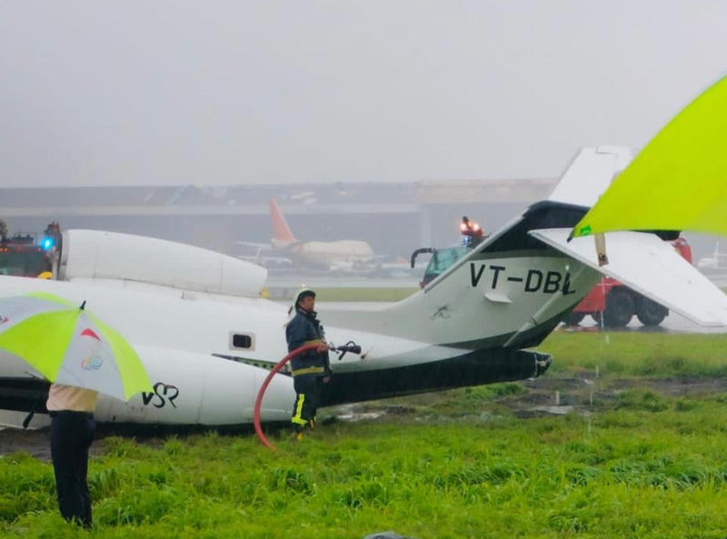 Hien truong vu may bay An Do truot khoi duong bang, gay lam doi-Hinh-3