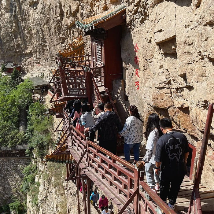 Các tảng đá bên trên có thể che chắn chùa khỏi mưa lũ và bảo vệ các lớp gỗ khỏi bị ăn mòn. Núi bao quanh cũng giảm bớt hư hại cho chùa do ánh nắng Mặt trời chiếu vào trong thời gian dài.