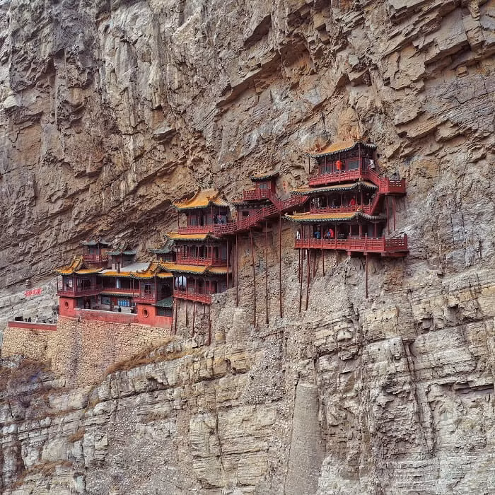 Từ xa nhìn lại, ngôi chùa như đang lơ lửng giữa không trung. Suốt hơn 1.500 năm, ngôi chùa trên vách núi này đã trải qua nhiều lần trùng tu và mở rộng quy mô lớn như ngày nay.