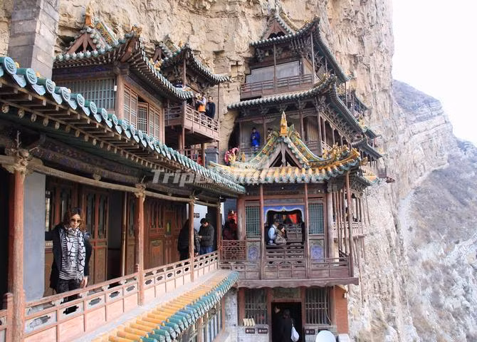 Để bảo vệ ngôi chùa, số lượng du khách được giới hạn ở mức 80 người trong ngôi đền cùng một lúc. Do đó, du khách nên đến thăm nơi này vào sáng sớm để tránh phải chờ đợi lâu, đặc biệt là vào mùa du lịch cao điểm (mùa hè và ngày lễ). Ảnh: IT.