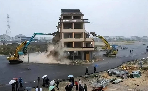 Vào ngày 18/9/2017, căn "nhà đinh" của gia đình ông Giang nằm trơ trọi giữa đại lộ ở Thượng Hải chính thức bị tháo dỡ sau 14 năm "ngoan cố".