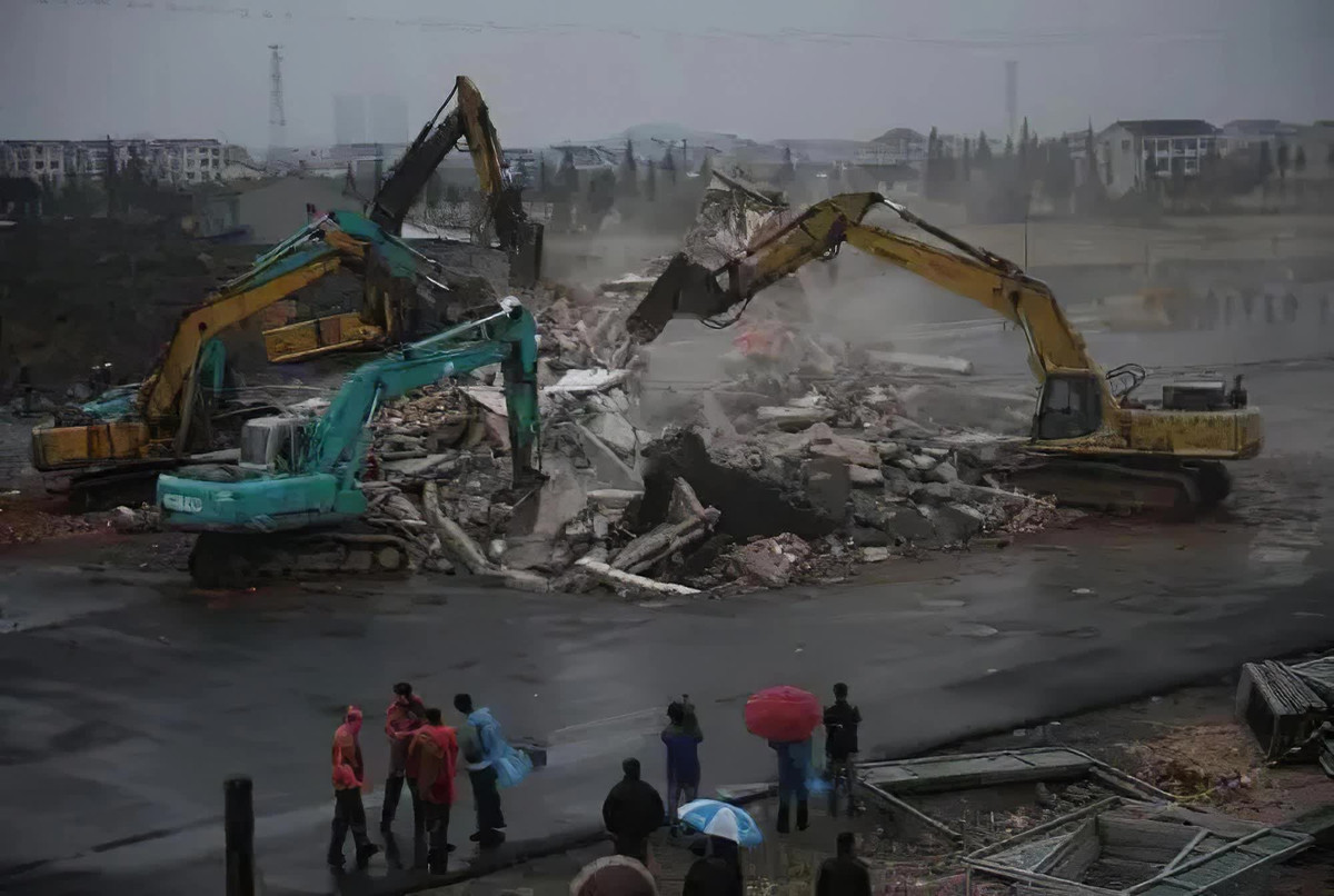 Đến đầu tháng 12/2012, một nhóm người lái chiếc xe tải lớn và một chiếc máy xúc đến phá dỡ ngôi nhà này. Ông La, chủ ngôi nhà đinh này, cho biết: "Chúng tôi chịu quá nhiều áp lực vì có nhiều người đến nhà chúng tôi mỗi ngày". Do đó, cặp vợ chồng 60 tuổi này cuối cùng đồng ý phá dỡ.