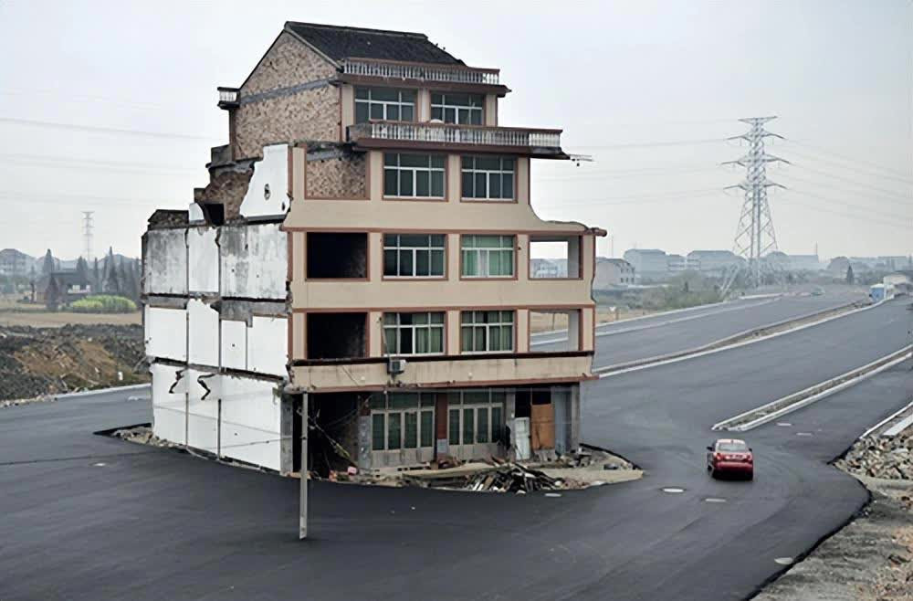 Vào năm 2012, trên con đường mới xây phía trước nhà ga ở thành phố Ôn Lĩnh, tỉnh Chiết Giang, Trung Quốc có một tòa nhà 5 tầng sừng sững nằm ở giữa, cản trở lối đi của người dân. Căn nhà này được mệnh danh là "căn nhà đinh" cứng đầu nhất khu vực này.