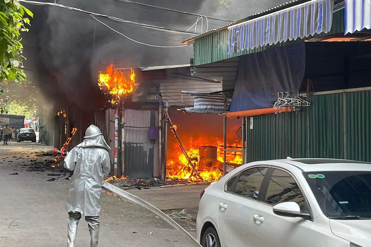 Chay bai xe tu phat o Ha Noi, 5 o to bi hu hong