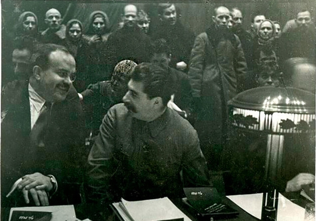 Lãnh đạo Joseph Stalin và thủ tướng Vyacheslav Molotov tham dự đại hội của nông dân tập thể. Trong những năm 1930, Joseph Stalin đã tìm cách phục hồi nền kinh tế Liên Xô với nhiều tham vọng, đặc biệt chú trọng tập thể hoá nông nghiệp trên diện rộng và phát triển sức mạnh công nghiệp.