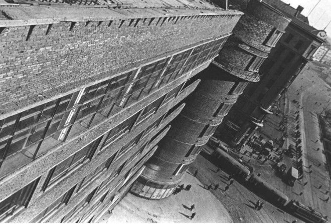 Đến năm 1933, việc xây dựng tòa nhà Ủy ban Nông nghiệp Nhân dân đã kết thúc. Nó được thiết kế bởi Aleksey Shchusev theo phong cách kiến tạo và vẫn là một tượng đài của kiến trúc Xô viết.