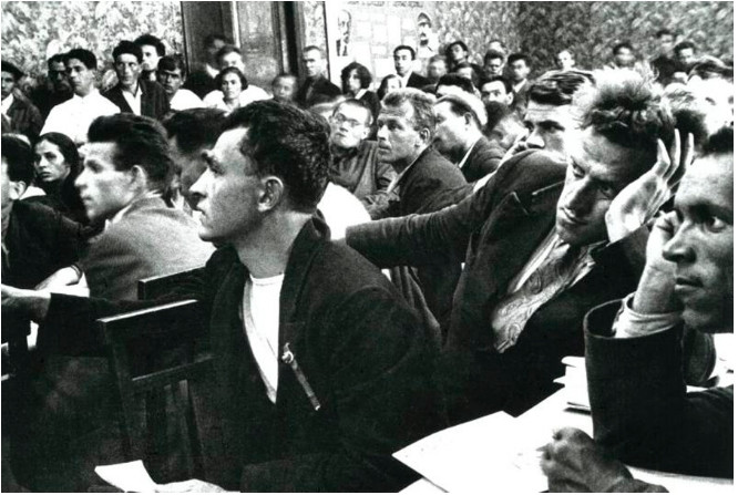 Chính quyền Xô-viết tung ra nhiều kỳ báo cho các tầng lớp nhân dân, kể cả nông dân và công nhân. Họ yêu cầu rất nhiều phóng viên, vì vậy nhiều người đã tham gia vào nghề này. Hình bên dưới là những phóng viên nông dân đang lắng nghe thần tượng của họ, nhà văn vô sản hàng đầu Maxim Gorky.