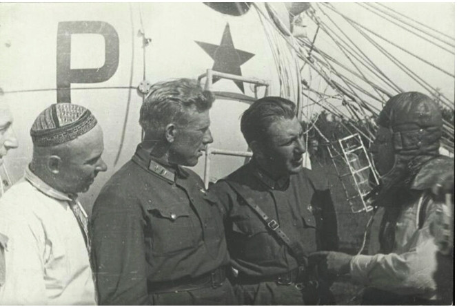 Vào những năm 1930, các phi công bắt đầu đam mê bay vào tầng bình lưu. Hình bên dưới là phi hành đoàn của USSR-1, khinh khí cầu tầm cao kỷ lục.