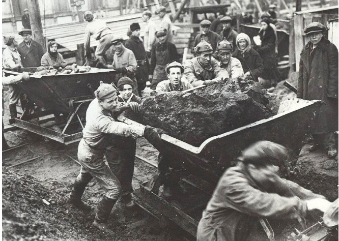 Năm 1933, Tàu điện ngầm Moscow bắt đầu được xây dựng. Nhiều vị trí địa đạo được xây dựng theo phương pháp “đục lỗ”, đào hào rồi lợp mái che. Người xây dựng tàu điện ngầm đã trở thành một công việc danh giá và nhiều người muốn tham gia vào quá trình lịch sử.