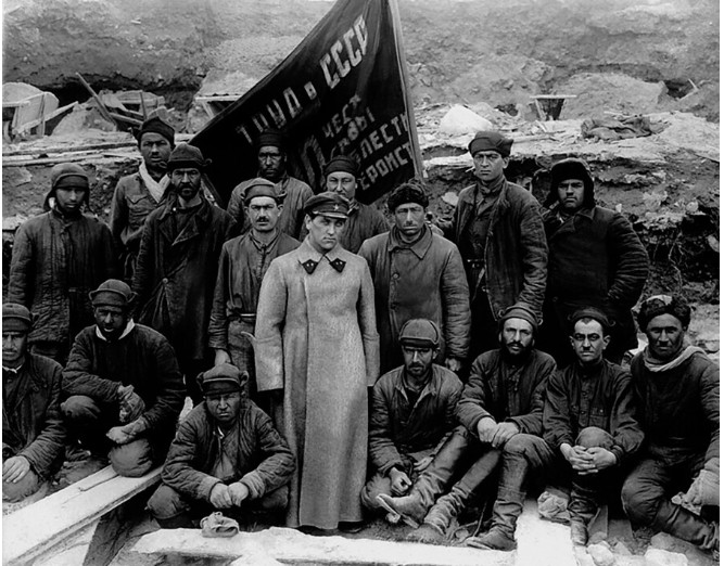 Mặt tối của kênh đào Belomorkanal là công trình này được xây dựng bởi các tù nhân Gulag. Và việc xây dựng đã cướp đi sinh mạng của khoảng 12.000 tù nhân.