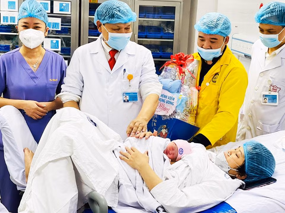 Thoi khac don nhung dua tre dau tien chao doi nam 2023-Hinh-3