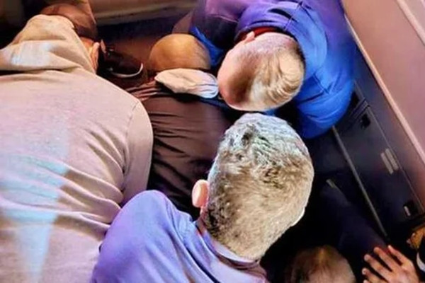 Ngồi tù vì cố mở cửa thoát hiểm, đâm tiếp viên hàng không Ngoi tu vi co mo cua thoat hiem, dam tiep vien hang khong