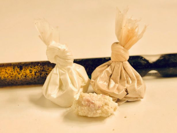 Nguoi dan ong bi canh sat bat vi giau ma tuy vao cho hiem