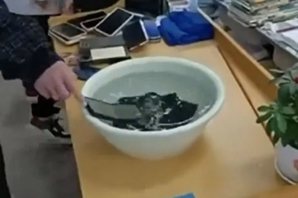 Thầy giáo gây tranh cãi vì bắt học sinh thả điện thoại vào nước Thay giao gay tranh cai vi bat hoc sinh tha dien thoai vao nuoc