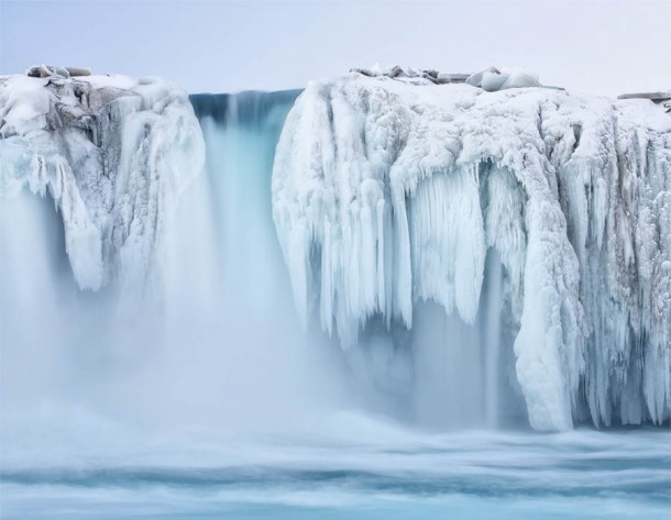 Thác nước Goðafoss của Iceland là một trong những cảnh tượng thiên nhiên sẽ khiến bạn sững sờ được khi đứng nhìn. Vào mùa đông, thác nước và dòng sông đóng băng tạo nên khung cảnh tuyệt đẹp.