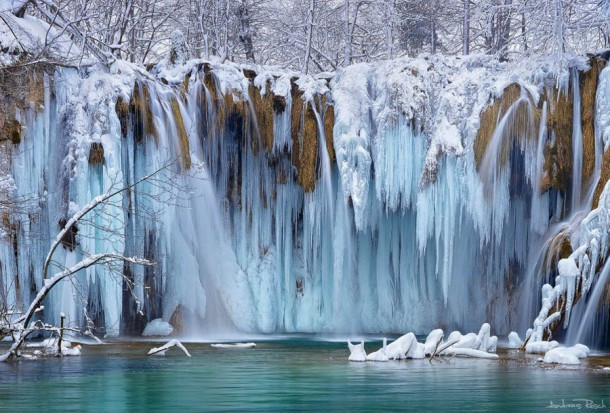 Các thác nước ở Vườn quốc gia Plitvice, Croatia: Các thác nước ở đây bị đóng băng soi bóng xuống mặt hồ cũng là một trong những cảnh đẹp thu hút hàng triệu khách du lịch đến tham quan mỗi năm. Ảnh: IT.