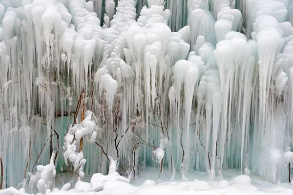 Nhìn từ xa, thác nước như khối thạch nhũ khổng lồ, phủ màu trắng xóa kỳ ảo, thu hút hàng nghìn lượt khách tới chiêm ngưỡng hiện tượng tự nhiên đặc biệt.