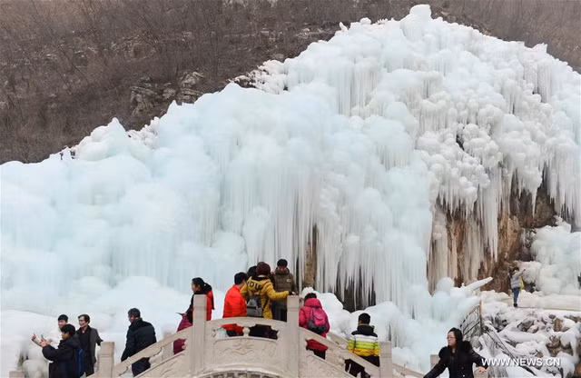 Những dòng nước đang chảy từ trên cao xuống, bỗng hóa đá thành cột nhũ, càng tạo nên sự ngoạn mục hùng vỹ. 
