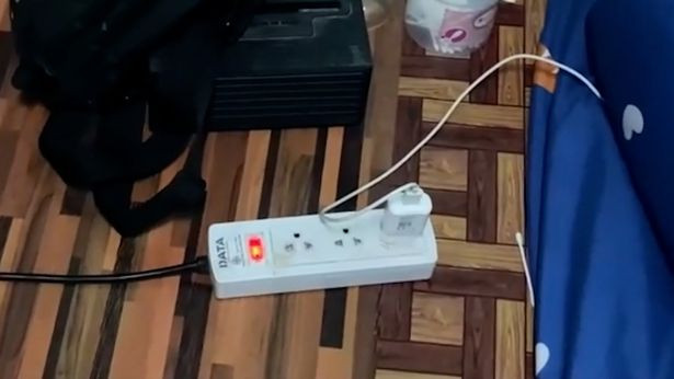 Tử vong do điện giật khi ngủ quên cạnh điện thoại đang sạc - Hình 2 Tu vong do dien giat khi ngu quen canh dien thoai dang sac-Hinh-2