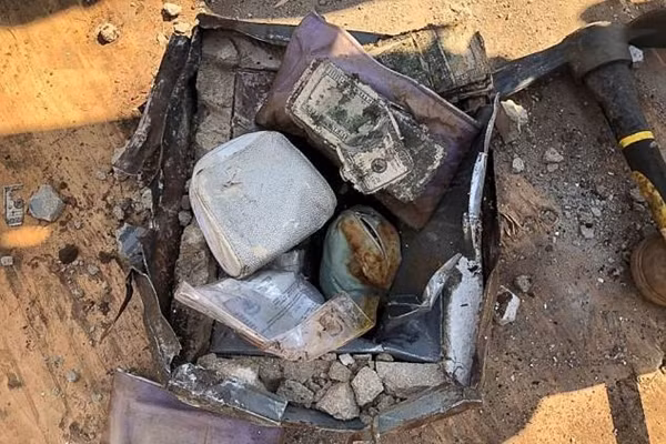 Dao dat xay toilet moi, chu nha phat hien kho bau tien ty-Hinh-2