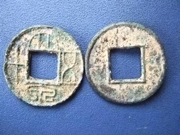 Dao dat xay toilet moi, chu nha phat hien kho bau tien ty