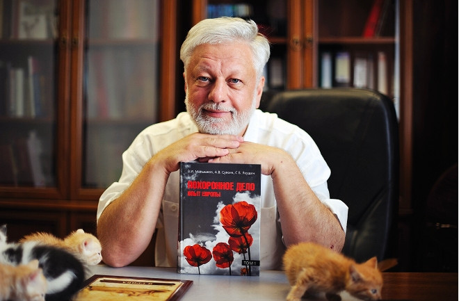 Người sáng lập bảo tàng này là doanh nhân thành phố Novosibirsk, ông Serge Yakushin. Mối quan tâm của ông ấy đối với văn hoá tang lễ xuất phát từ những năm 1990 khi ông ấy được chẩn đoán mắc bệnh ung thư. 