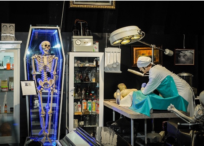 Hội trường thứ ba có một cuộc triển lãm dành cho lễ kỷ niệm 10 năm thành lập bảo tàng, từ những triển lãm đầu tiên đến những trưng bày theo chủ đề về vụ tai nạn Chernobyl. Bạn sẽ thấy những bộ xương, quan tài, áo choàng tang và thậm chí cả những bức ảnh rùng rợn. Ảnh: RBTH.