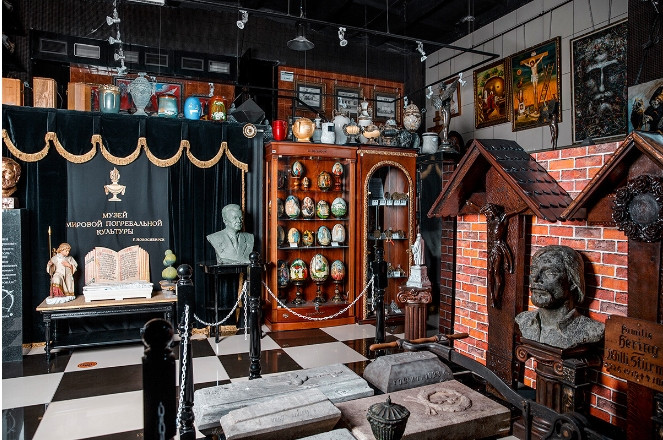 Căn phòng thứ hai kể về tang lễ ở các nền văn hóa và tôn giáo khác nhau: Do Thái giáo, Hồi giáo, Phật giáo, Công giáo, Chính thống giáo.