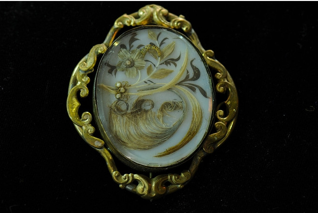 Căn phòng đầu tiên và lớn nhất được dành cho văn hóa tưởng nhớ ở Anh thời Victoria. Ở đây trưng bày các tác phẩm chạm khắc cổ, nhiều áo choàng tang, đồ trang sức và mề đay với những lọn tóc của người quá cố, cũng như các loại bình đựng tro cốt khác nhau.