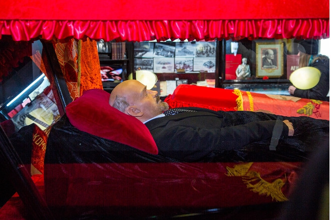 Tatyana Yakushina, giám đốc bảo tàng ngày nay và là vợ của con trai Sergey cho biết: “Lúc đầu, tôi không tin rằng bảo tàng sẽ được mọi người quan tâm. “Khi chúng tôi khai trương, tôi ngồi đây một mình và nếu có ba người đến xem trong một ngày thì đó là một thành công lớn”. Ảnh bản sao xác ướp của Vladimir Lenin.