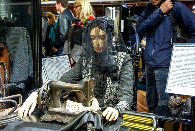 Ông Serge Yakushin đã tổ chức một cuộc triển lãm tang lễ quốc tế vào năm 1992, mở lò hỏa táng đầu tiên của thành phố vào năm 2003 và Bảo tàng Tử thần vào năm 2012.