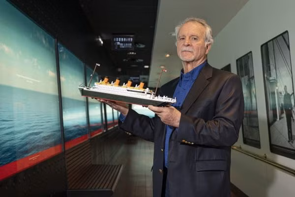 Nan nhan tren tau lan Titan tung mac ket duoi bien ba ngay