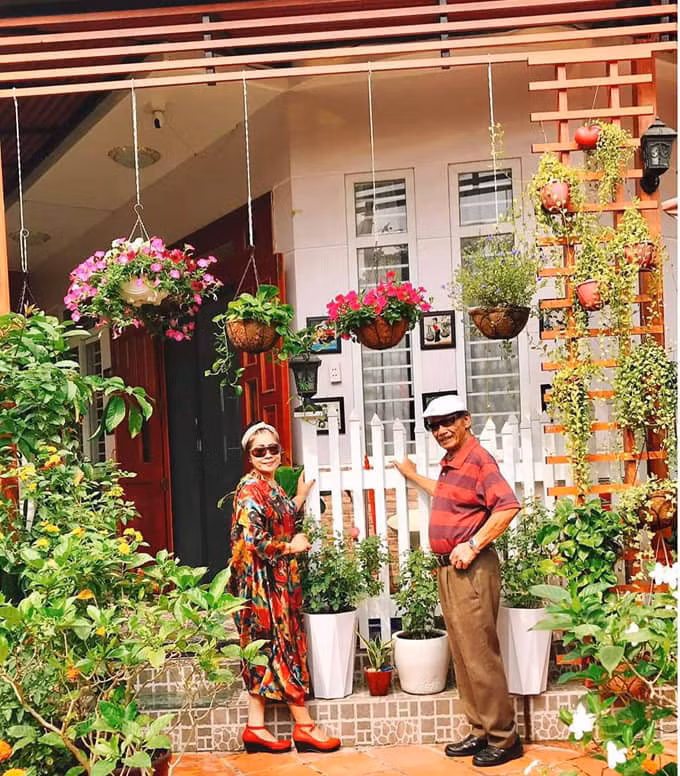 NSND Tran Hieu duoc vo tre kem 18 tuoi 'cham nhu em be'