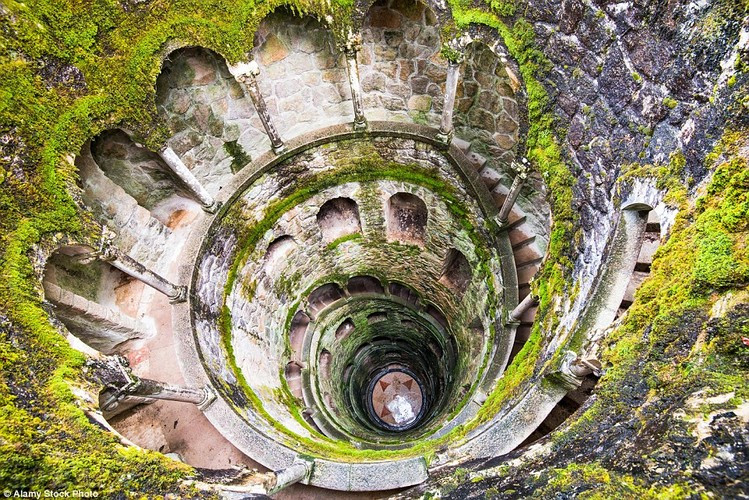 Lâu đài Quinta da Regaleira ở thị trấn Sintra, Bồ Đào Nha làm ngất ngây bao du khách với vẻ đẹp đầy quyến rũ.