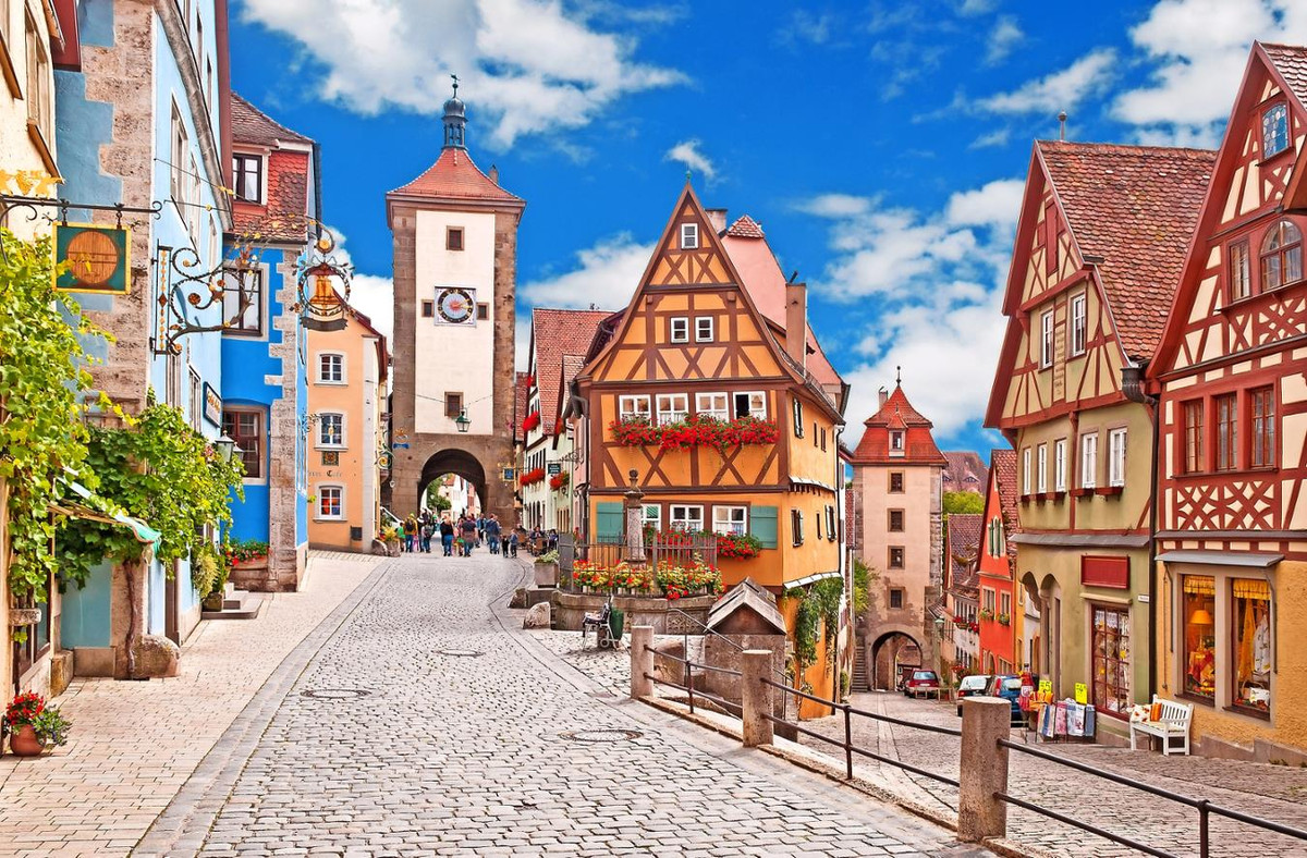 Được xây dựng năm 1274, Rothenburg ở Đức là một thị trấn nhỏ như bước ra từ truyện cổ tích nổi tiếng với nhiều tòa lâu đài tuyệt đẹp.