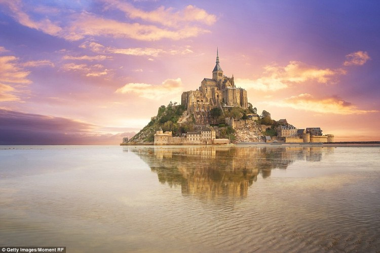 Lâu đài Mont Saint-Michel nằm trên một hòn đảo nhỏ ở tây bắc nước Pháp.