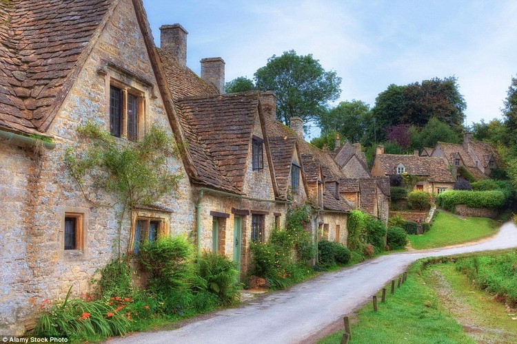 Hàng nghìn du khách hàng năm thường đổ về làng Cotswolds, Bibury, Anh để chụp những khu nhà đẹp tựa tranh vẽ.