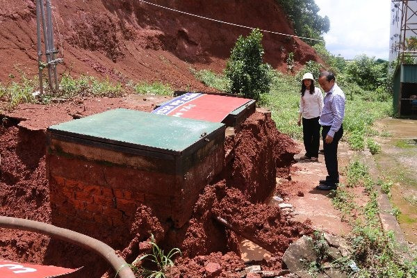 Dak Nong: Bon chua xang bat ngo troi len nghi do mach nuoc ngam